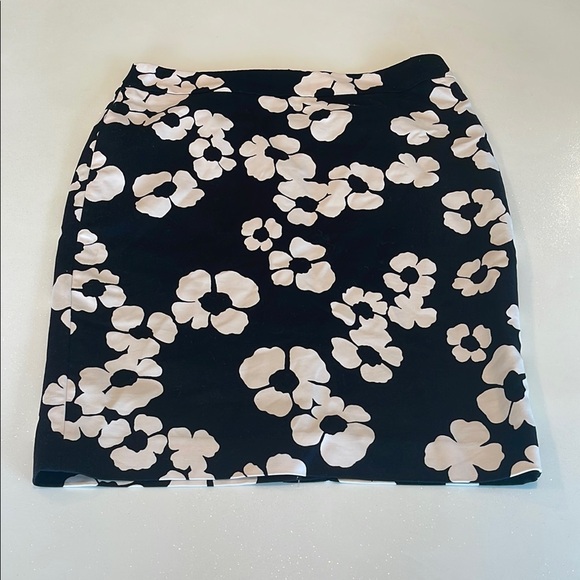 LOFT Dresses & Skirts - Ann Taylor Loft Floral Black and White Skirt size 8